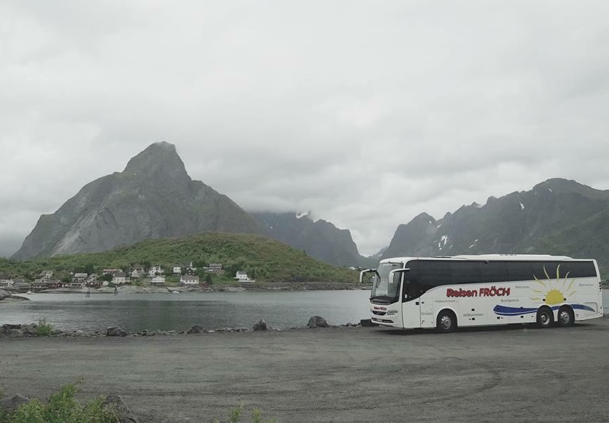 Der Reisebus vor dem Panorama der Lofoten in Norwegen