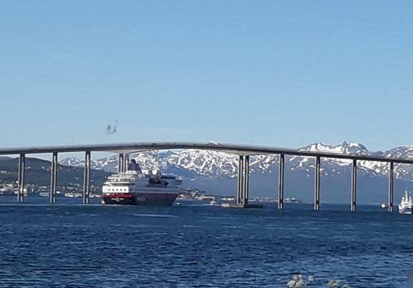 Ein Hurtigruten Postschiff auf den Lofoten in Norwegen