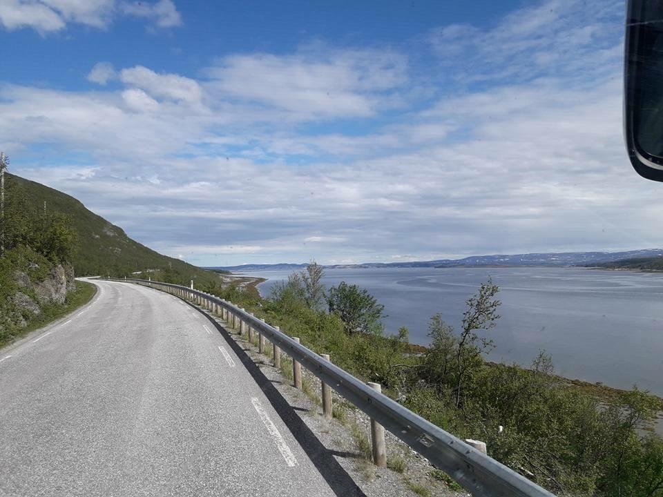 Panorama der Landschaft von Norwegen aus dem Reisebus